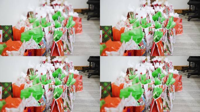 在公司办公大楼里，为神秘的圣诞老人准备的圣诞礼物被包装好并排成一排