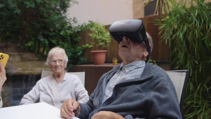 老人在养老院使用虚拟护目镜