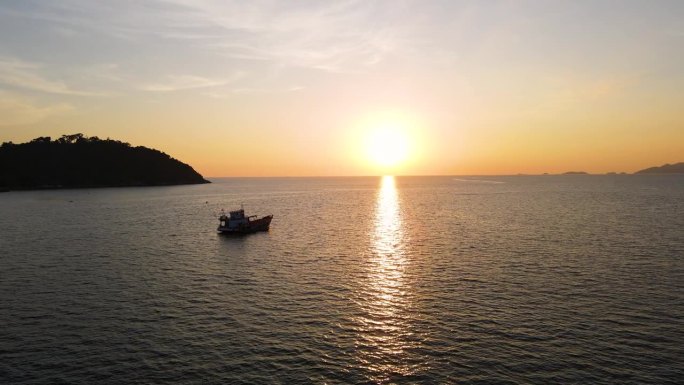 鸟瞰大海和日落，泰国沙卡通里比岛