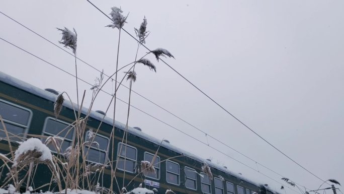 冬天 下雪天 绿皮火车 回家 铁路运输