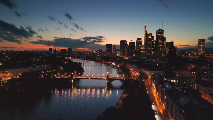 鸟瞰实时镜头的法兰克福主要天际线，虽然美因河和现代金融大楼和摩天大楼与法兰克福大教堂在日落时间，德国