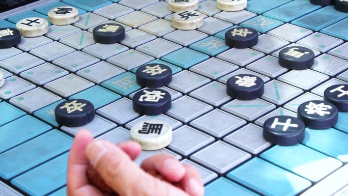 老人在小区里下棋