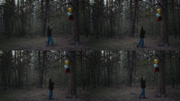 女孩用手电筒照着树上的彩色气球
