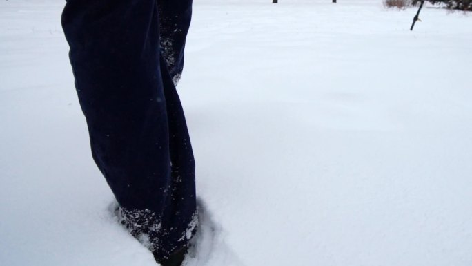 男人雪中行走的脚步特写镜头