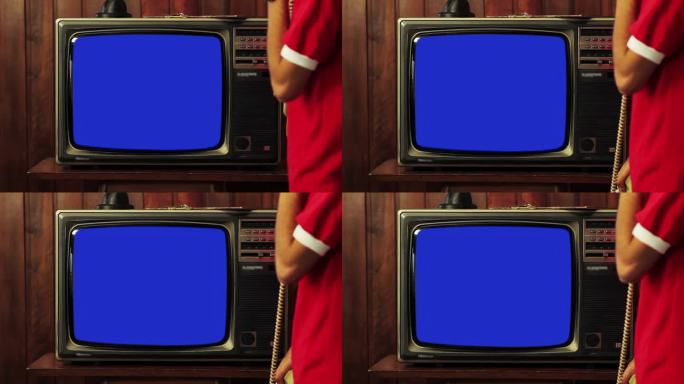 一个人一边看旧电视一边用旧电话，蓝屏，4K分辨率。