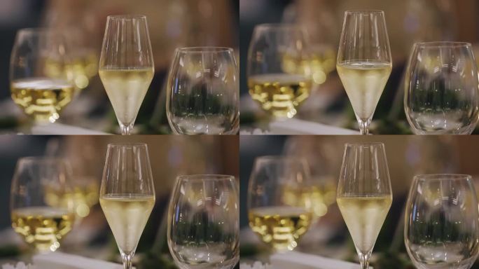 葡萄酒被倒进玻璃杯里，杯子放在漂亮的节日餐桌上。非常漂亮的特写