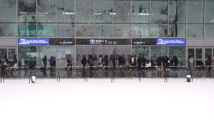 石家庄站 大雪 下雪 火车站行走旅客