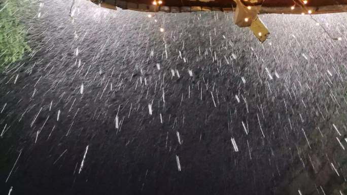 雨季夜景雨天雨景大雨滂沱倾盆大雨黑夜城市