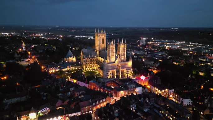 黄昏时，无人机拍摄的英国地标林肯大教堂的视频，展现了其雄伟、明亮的哥特式建筑。