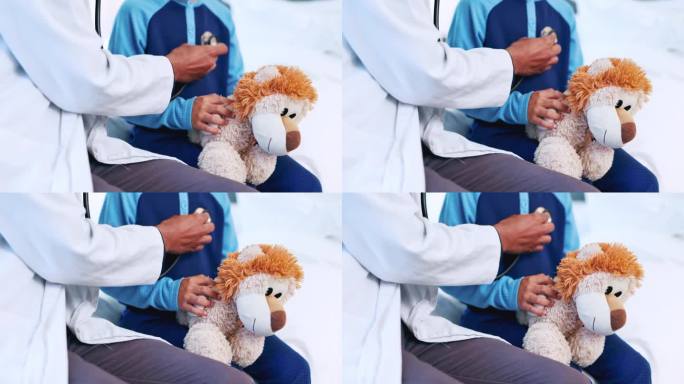 医生，手和听诊器的儿童与玩具在医院进行健康，评估和检查呼吸。医生，儿科医生和帮助肺，心脏病和健康在床