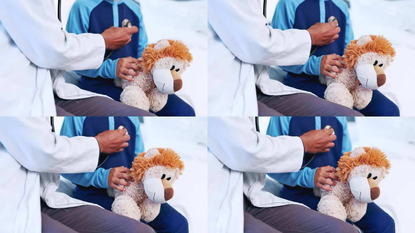 医生，手和听诊器的儿童与玩具在医院进行健康，评估和检查呼吸。医生，儿科医生和帮助肺，心脏病和健康在床