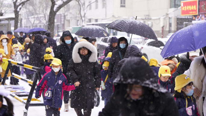 大雪中接小学生放学 玩雪慢动作