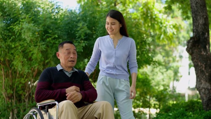 亚洲细心的照顾者或护士在照顾轮椅上的病人。幸福退休的概念，由照顾者照顾，储蓄和高级健康保险，一个幸福