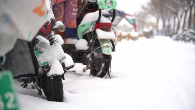 城市大雪出行 石家庄雪景  雪天出行