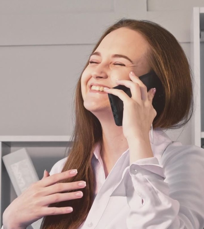 垂直办公室电话工作中断女人说话的电话