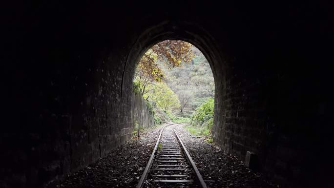 云南昆明山林滇越铁路隧道米轨百年铁轨徒步