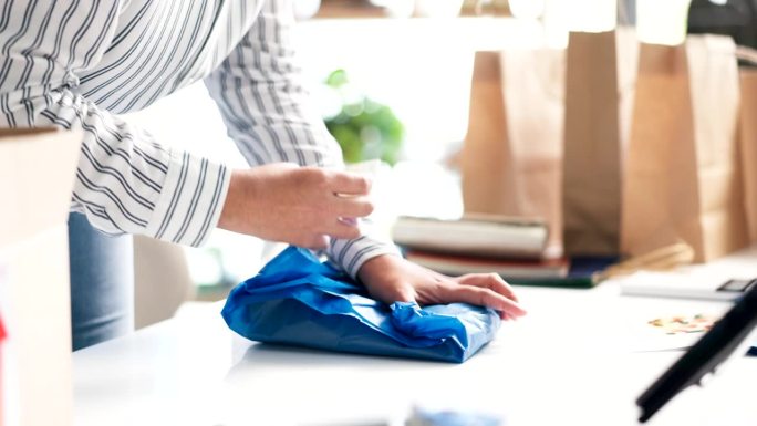 妇女，手和包装箱在小企业，配送或物流的客户订单在精品店。快递服务中包裹、包裹或货物上的女性或主人的特