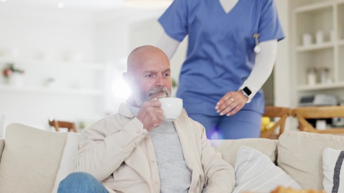 在安宁疗护中，老人、男子或与照护者坐在沙发上喝咖啡交谈、检查及支援。老人、老人或护士在退休之家客厅的