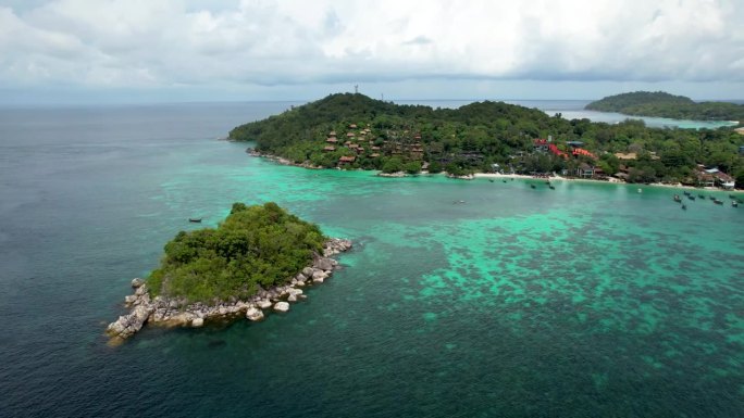利佩岛，泰国沙敦，有珊瑚礁和多云的天空-绿松石海水与珊瑚礁-空中