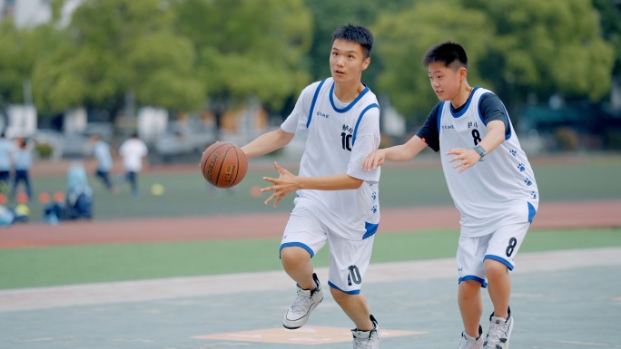 青少年打篮球小学生打篮球课外活动