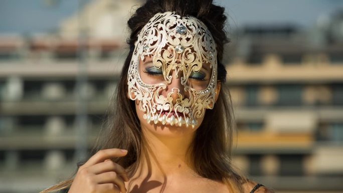 一个带着威尼斯骷髅面具的女人