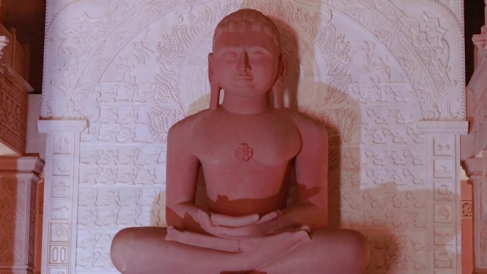 从不同的角度冥想耆那神神圣雕像的分离红石