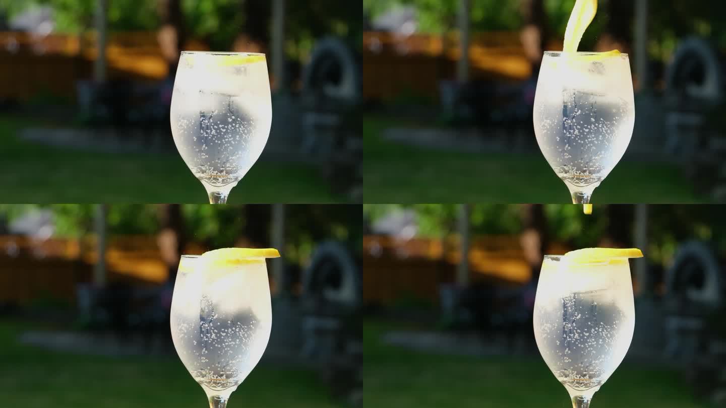 把冰块倒入玻璃杯里把冰块倒入苏打水扔柠檬用吸管搅拌几段冷饮的视频在街上桌子上泡着泡沫泡泡特写