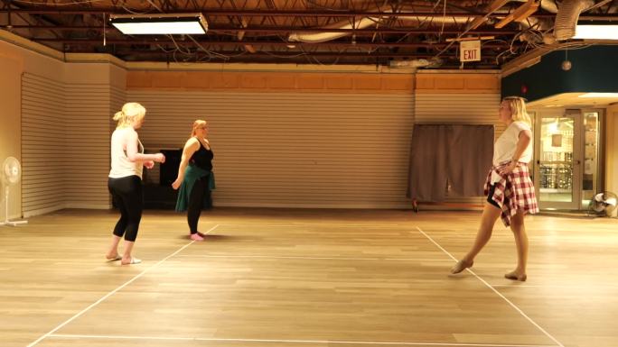 舞蹈室里练习舞蹈的老师和学生