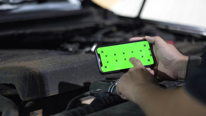 汽车维修技工使用绿屏装置检查车辆