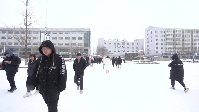 冬天下雪路人行走寒冷行色匆匆