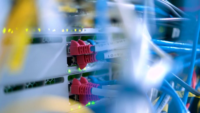 关闭局域网电缆插头到网络交换机和链路连接的网络在数据中心。