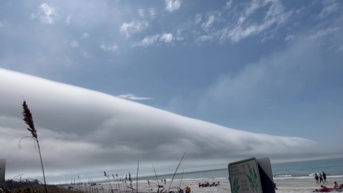 佛罗里达海湾沿岸大量陆架云远离镜头。