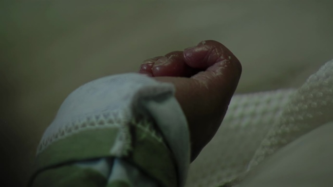 医院新生儿重症监护中新生儿的手。关闭了。