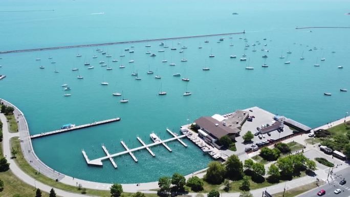 航拍小车到达芝加哥湖岸港，船只停泊在海堤内