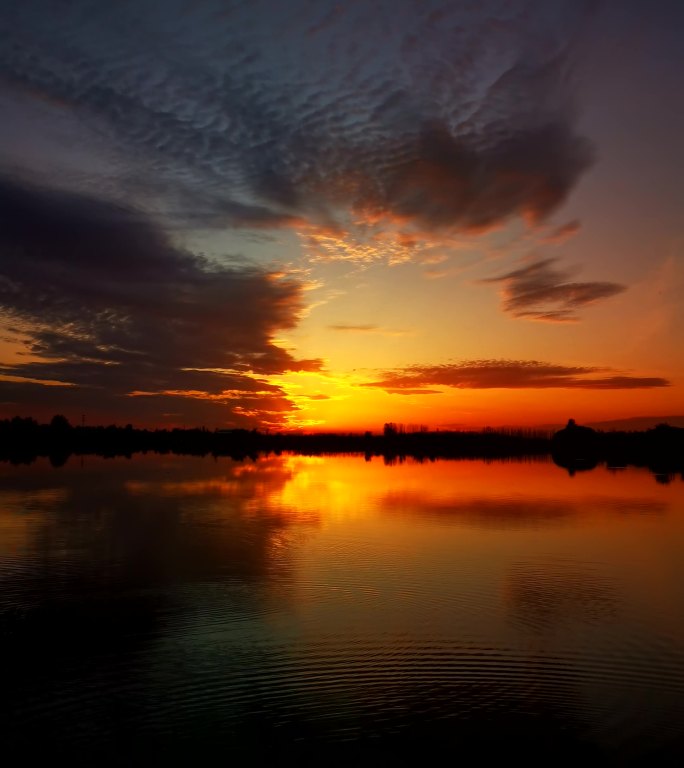 夕阳 落日 云雾 湖水 倒影 天空