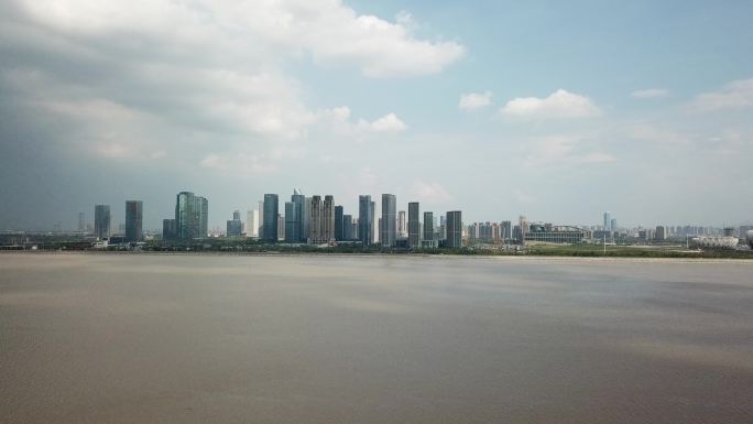 杭州钱塘江边上城市景色