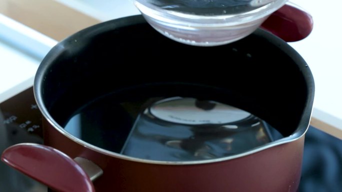 烧水或煲汤厨具用具和工具的家庭背景