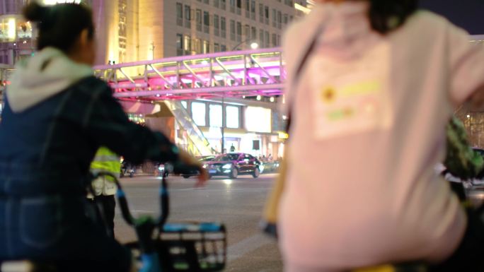 都市城市夜晚夜景人群行人人流汽车车辆车流