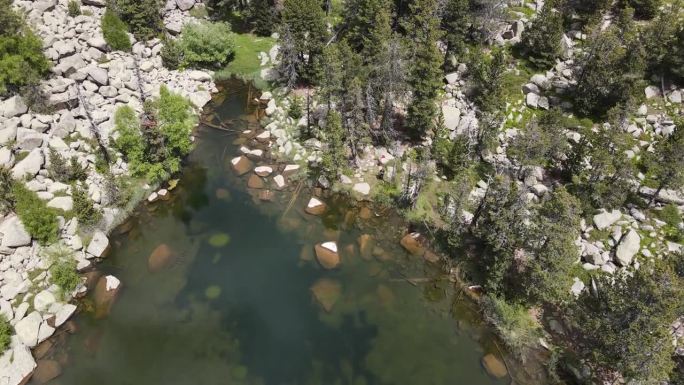 用无人机拍摄的春季景观和湖泊的航拍场景，比利牛斯山脉，赫罗纳，西班牙。4K超高清