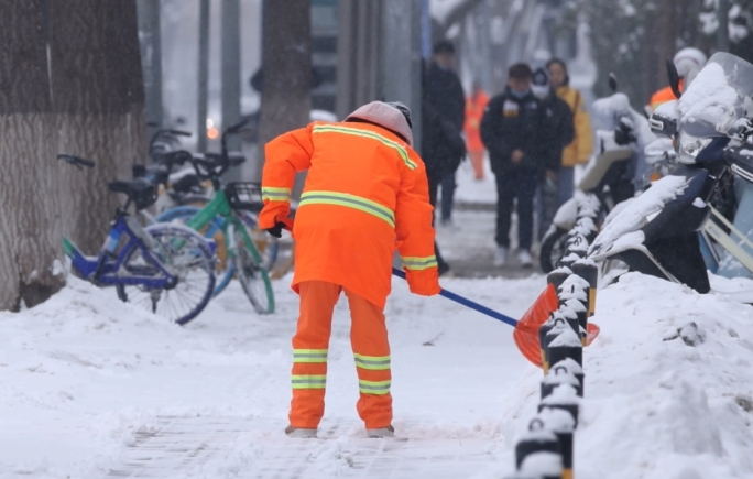 铲雪车和环卫工人除雪