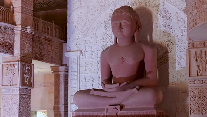 在印度拉贾斯坦邦阿杰梅尔的纳雷利耆那教曼陀罗，从不同角度拍摄的单独的红色石头耆那教神圣雕像。