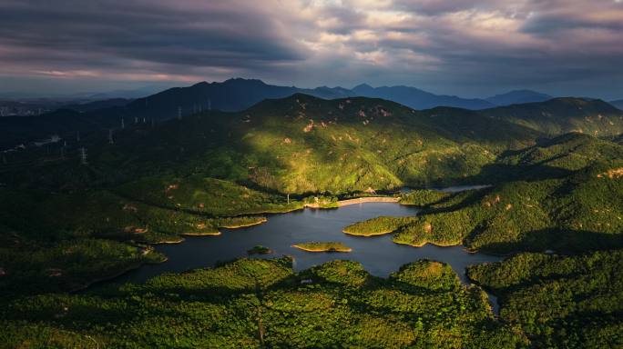 航拍延时深圳马峦山水库水源地夕阳光影