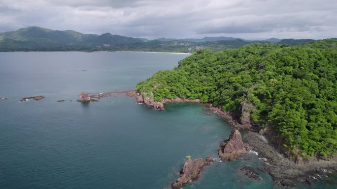 这是一幅4K无人机拍摄的蓬塔萨巴纳角和米拉多孔查尔半岛，旁边是别霍港和普拉亚孔查尔，或称“贝壳海滩”