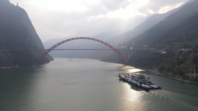 货船行驶江面 长江 跨江大桥 航拍4K