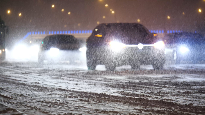 风雪路上夜晚行车气氛镜头4K50帧