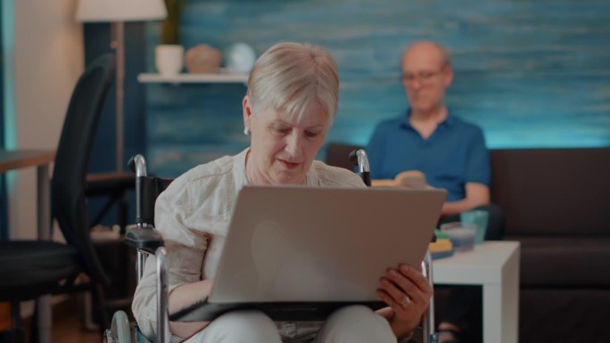老年慢性残疾人士使用手提电脑