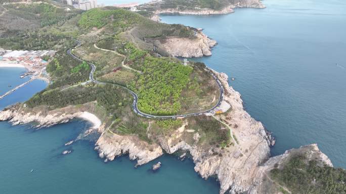 航拍夏季的威海市环翠区猫头山环海路车流