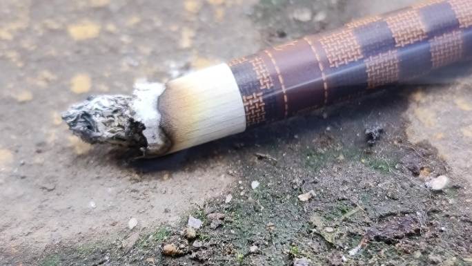 丢在地上的烟蒂头香烟头抽烟烟头未熄灭烟头