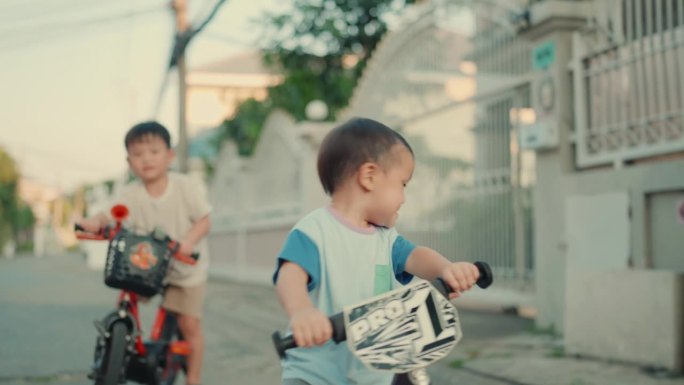 快乐的户外活动:两个活跃的孩子骑自行车，体验好玩的童年冒险。