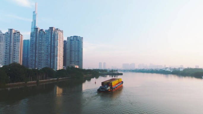 在美丽的早晨，航拍越南胡志明市西贡河